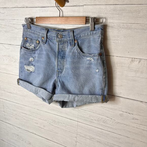 Levis Shorts Womens Size 8-10 Light Wash Button Fly Denim Distressed 100% Cotton - Picture 4 of 16